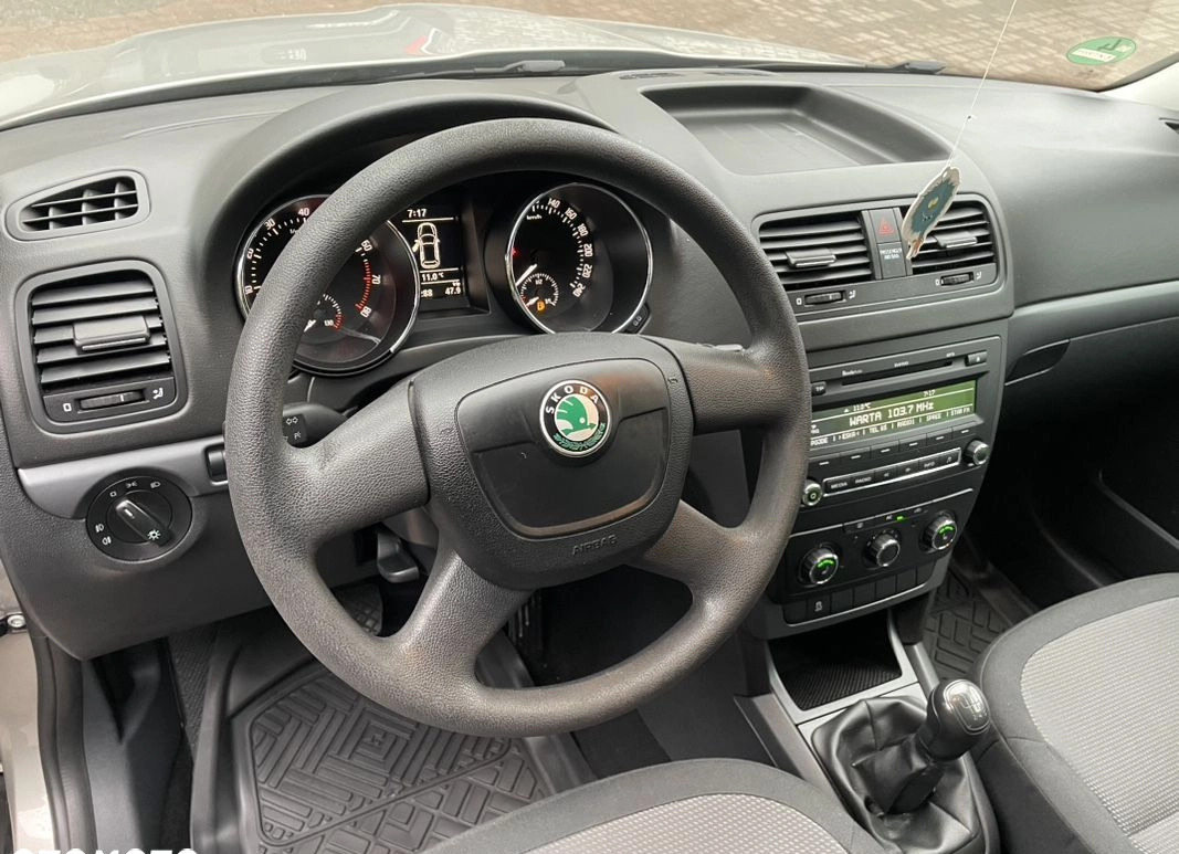 Skoda Yeti cena 39800 przebieg: 174000, rok produkcji 2013 z Strzelce Opolskie małe 562